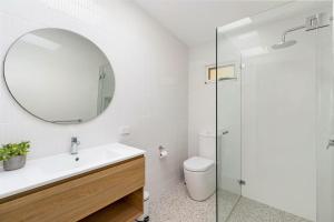Bilik mandi di Golden Sands Pet Friendly 2 Mins Walk to Beach +21 gambar