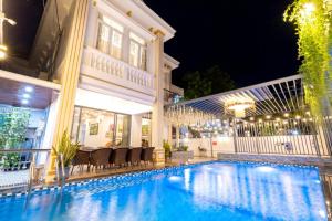 a swimming pool in front of a house at night at 1/9 Hồ Quý Ly, bãi sau in Vung Tau