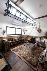 Habitación con cama grande en el suelo en 恐竜博物館まで車で5分 自然体験 古来農業体験ができる一棟貸し宿Dinosaur Agri en Katsuyama