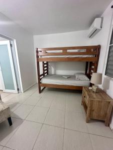 アグアディヤにあるCrash Boat 2の二段ベッド1組、テーブル(ランプ付)が備わる客室です。