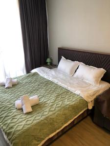 um quarto com uma cama com duas toalhas em Didveli Gallery em Bakuriani