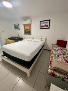 1 dormitorio con 1 cama grande y 1 mesa en Crash Boat 2 en Aguadilla