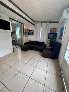 ein Wohnzimmer mit einem Sofa und einem Tisch in der Unterkunft Crash Boat 2 in Aguadilla