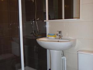 a white bathroom with a sink and a shower at Studio Les Adrets-Prapoutel, 1 pièce, 3 personnes - FR-1-771-6 in Les Adrets