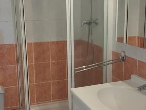 Ένα μπάνιο στο Appartement Les Adrets-Prapoutel, 2 pièces, 5 personnes - FR-1-771-47
