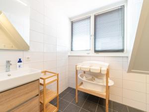 ScherpenisseにあるZeeland Getaway Near Beachの洗面台とトイレ付きのバスルーム +32枚の写真