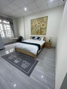 Hotel Mai Hoa في باو لوك: غرفة نوم بسرير مع لوحة على الحائط