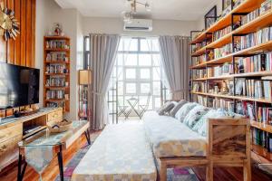 uma sala de estar com um sofá e prateleiras de livros em Lovely Loft Apartment in Kalibo, Aklan em Kalibo