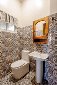 Lovely Loft Apartment in Kalibo, Aklan في كاليبو: حمام مع مرحاض ومغسلة