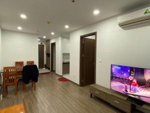sala de estar con TV de pantalla plana grande en FPT Plaza 2 en Da Nang