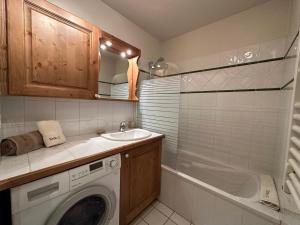 Een badkamer bij Appartement Samoëns, 5 pièces, 10 personnes - FR-1-624-146