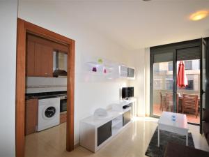 cocina blanca con fogones horno superior junto a una mesa en Apartamento Sant Pere Pescador, 3 dormitorios, 6 personas - ES-89-122, en Sant Pere Pescador