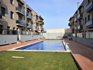 una piscina al lado de un edificio de apartamentos en Apartamento Sant Pere Pescador, 3 dormitorios, 6 personas - ES-89-122, en Sant Pere Pescador