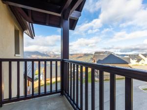 einen Balkon mit Blick auf die Berge in der Unterkunft Grand Appartement pour 6 avec Parking à Peyragudes - FR-1-695-43 in Germ