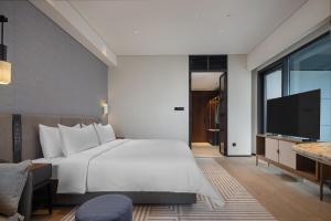 Televiisor ja/või meelelahutuskeskus majutusasutuses New World Guangzhou Hotel