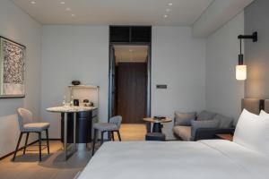 Voodi või voodid majutusasutuse New World Guangzhou Hotel toas