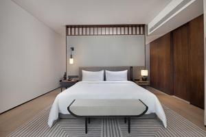 Voodi või voodid majutusasutuse New World Guangzhou Hotel toas