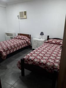 1 dormitorio con 2 camas, mesita de noche y cama sidx sidx en Departamento federación en Federación