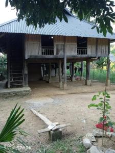 ein Holzgebäude mit einem Dach in der Unterkunft Puluonghomestay2 in Làng Cào