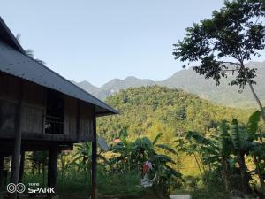 a house with a view of a mountain at Puluonghomestay2 in Làng Cào