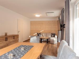 - un salon avec une table et un canapé dans l'établissement Chalet Arber in St Englmar with its own HotTube, à Sankt Englmar