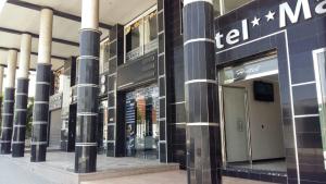 una tienda frente a un centro comercial con columnas en Hôtel Marina, en Tetuán