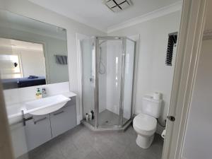 Ένα μπάνιο στο 5 bedroom luxurious house in Marsden Park +15 φωτογραφίες
