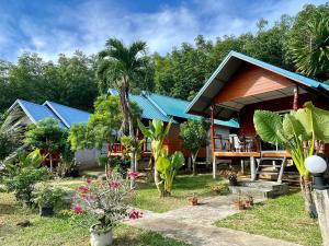 een resort met blauwe daken en planten en bomen bij Happy Home Kohjum in Ko Jum