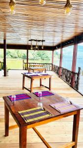 uma mesa de madeira num deque de madeira com bancos em Koh Rong 71 Guesthouse em Koh Rong