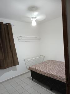 Apartamento no terreo في ناتال: غرفة نوم بسرير ومروحة سقف