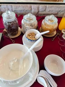 een tafel met witte borden en kommen eten bij Diamond Cave Resort in Railay Beach