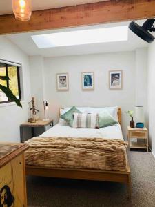ein Schlafzimmer mit einem großen Bett in einem Zimmer in der Unterkunft Kangarloo Retreat 