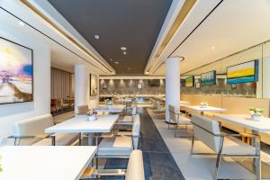 A restaurant or other place to eat at Maixinge Hotel - shuttle bus to Shanghai Pudong International Airport