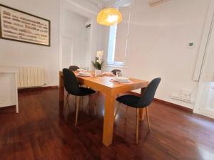 een eettafel met stoelen in een kamer bij Rooms in Heart of Gothic in Barcelona