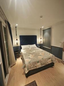 een slaapkamer met een groot bed in een kamer bij Seven Seas Cote d'Azur, Jomtien Beach Pattaya in Na Jomtien