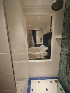 a bathroom with a mirror and a bed in a room at Seven Seas Cote d'Azur, Jomtien Beach Pattaya in Na Jomtien