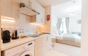 Kuchyň nebo kuchyňský kout v ubytování Studio with private beach access at Palm Jumeirah