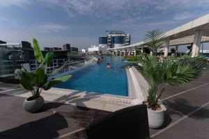 Bazén v ubytování Studio with private beach access at Palm Jumeirah nebo v jeho okolí