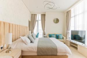 TV a/nebo společenská místnost v ubytování Studio with private beach access at Palm Jumeirah