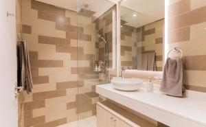 Koupelna v ubytování Studio with private beach access at Palm Jumeirah