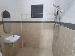 ein Bad mit einem Waschbecken und einer Dusche in der Unterkunft Kapar Nala 34A /3 Rooms/4-8 pax in Kapar