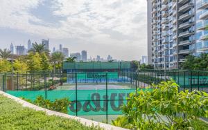 Bazén v ubytování Studio with private beach access at Palm Jumeirah nebo v jeho okolí