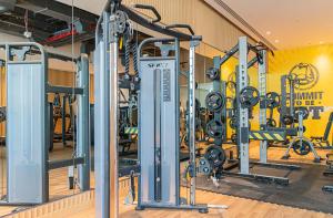 Fitness centrum a/nebo fitness zařízení v ubytování Studio with private beach access at Palm Jumeirah
