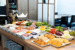 un buffet di diversi tipi di cibo su un tavolo di Hotel Ryumeikan Tokyo a Tokyo