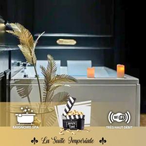 une table avec une plante en pot en haut dans l'établissement Suite Impériale Jacuzzi ~ Cinéma ~ Self Check-in, à Le Petit-Quevilly