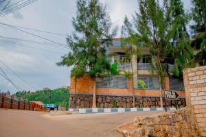 um edifício com árvores em frente a uma rua em The View Apartments Kigali em Kigali
