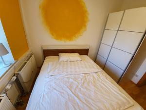 ein kleines Schlafzimmer mit einem Bett in einem Zimmer in der Unterkunft Ferienwohnung am Trausdorfberg - Rosenblick in Goggitsch in Steiermark