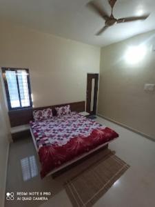 1 dormitorio con cama con sábanas rojas y techo en HOTEL ADIRAJ PALACE AND LODGING, Shani Shingnapur, en Sonai
