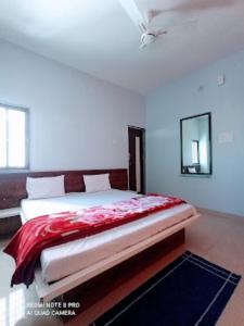 Ένα ή περισσότερα κρεβάτια σε δωμάτιο στο HOTEL ADIRAJ PALACE AND LODGING, Shani Shingnapur