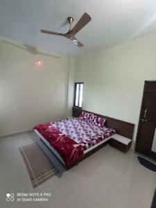 Cama o camas de una habitación en HOTEL ADIRAJ PALACE AND LODGING, Shani Shingnapur